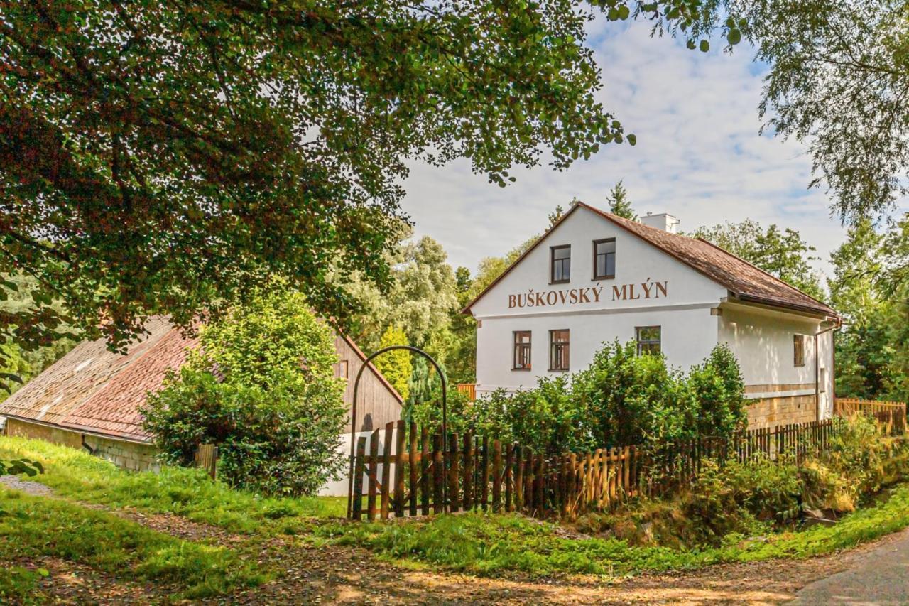Buskovsky Mlyn 1580 Hotel Dolní Bousov Exterior foto