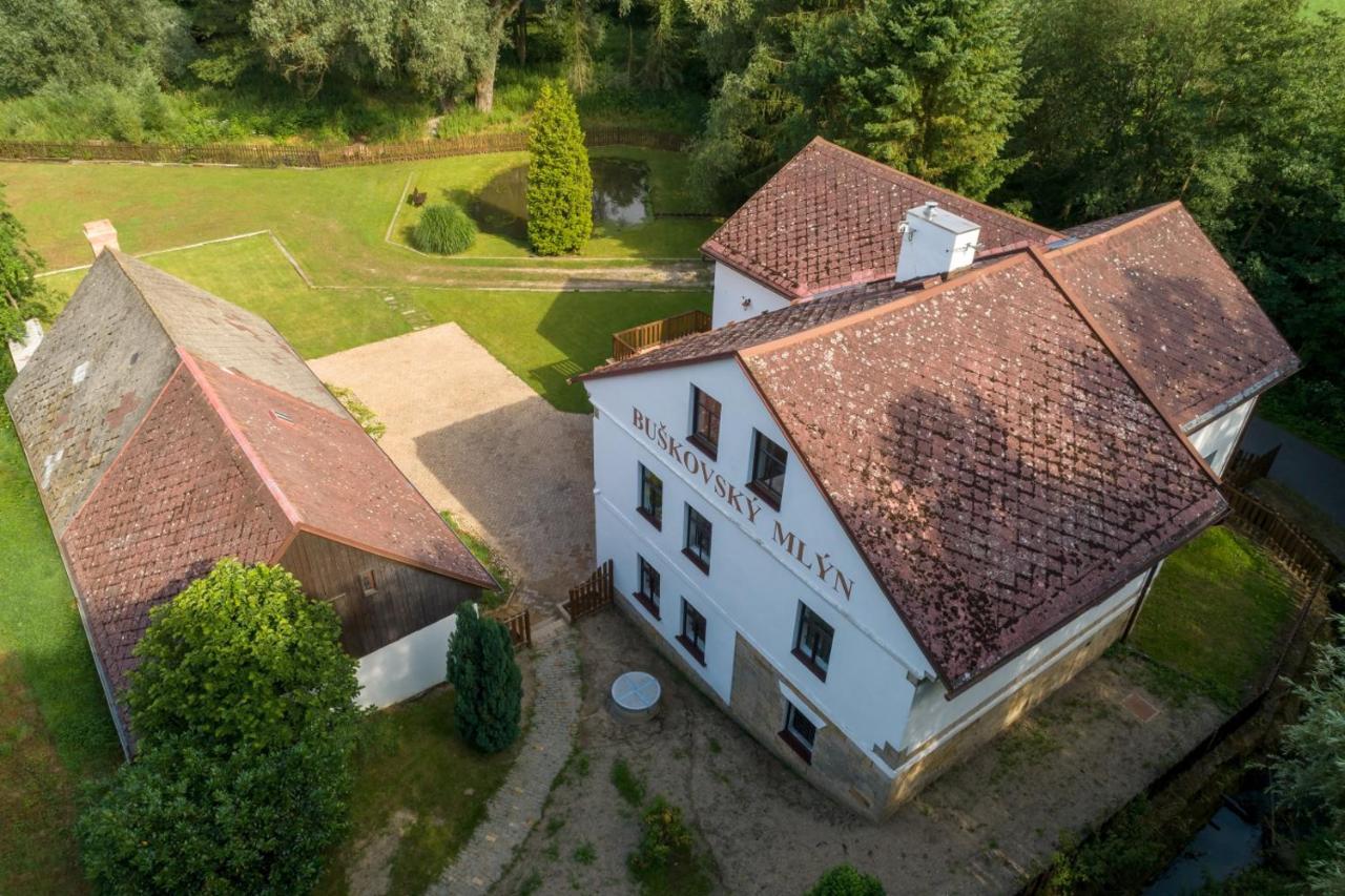 Buskovsky Mlyn 1580 Hotel Dolní Bousov Exterior foto